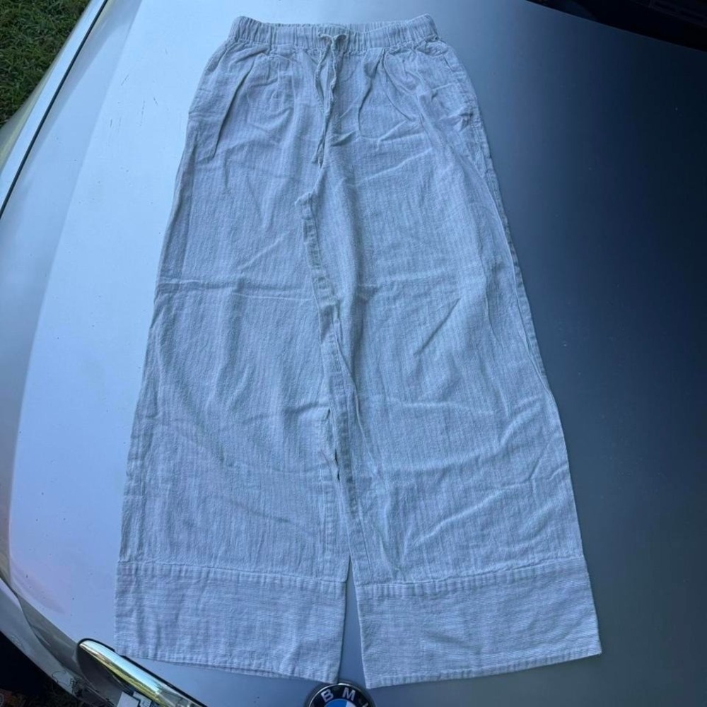 White loose Z Supply linen wide leg boho hippie pants with a relaxed fit